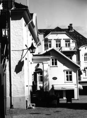 Mndlbw.jpg (23127 bytes)